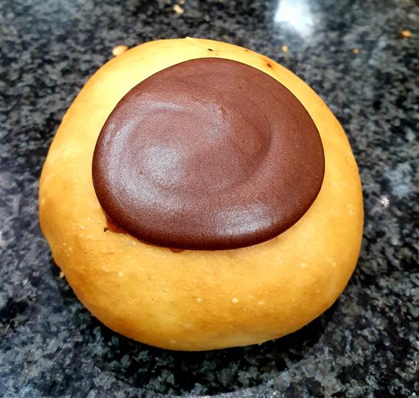 Gammeldags fastelavnsbolle med chokolade og creme