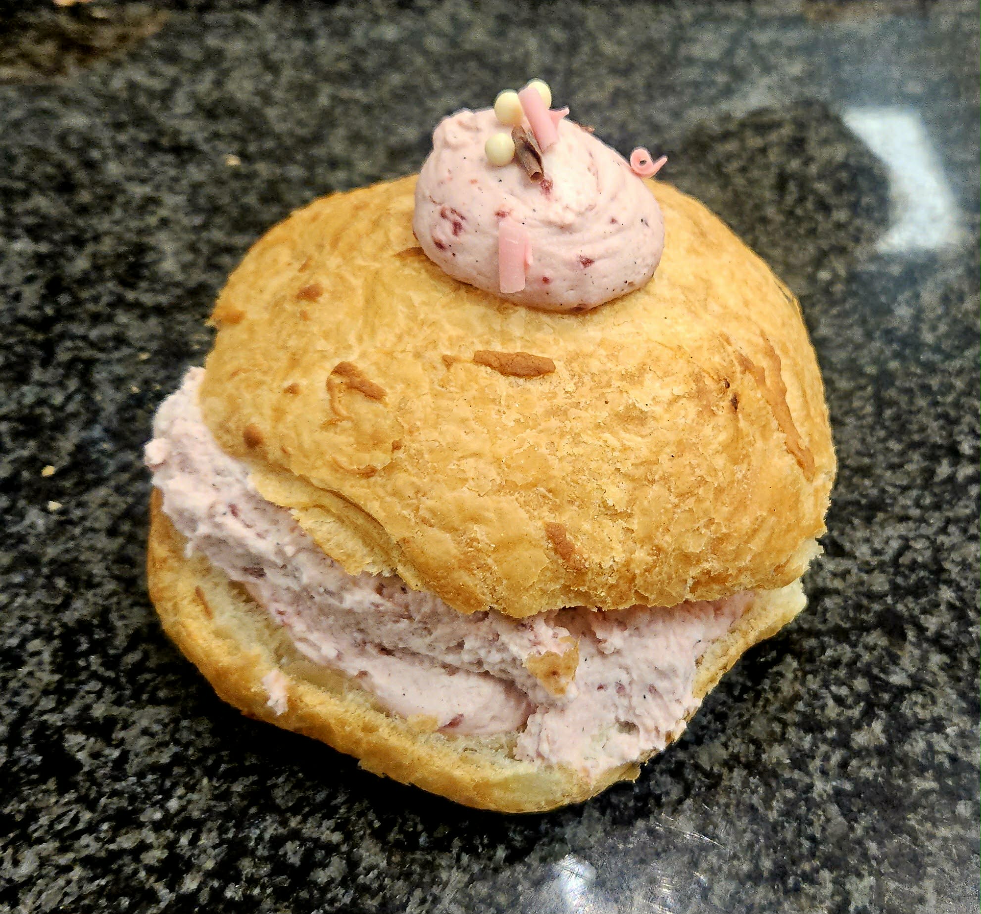 Hindbærskum Fløde fastelavnsbolle