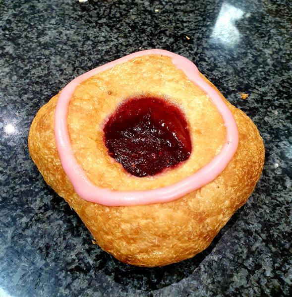 Wiener-fastelavnsbolle med hindbærsyltetøj